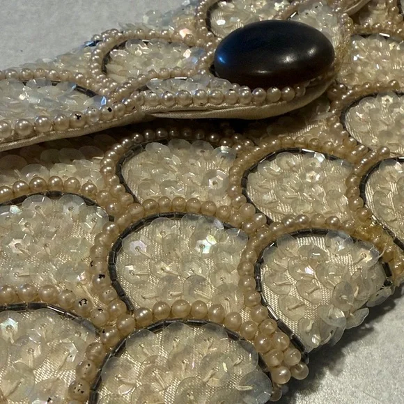 Vintage Elegant Beaded Clutch in Cream and Brown - Picture 6 of 6